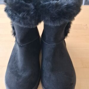 Ladies Black Fur-Lined Boots